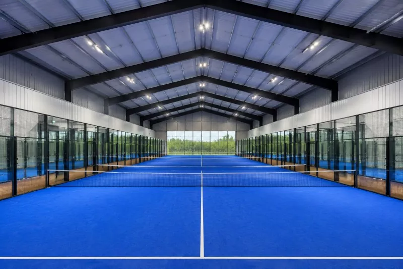 Xây dựng sân Padel trong nhà bằng khung thép