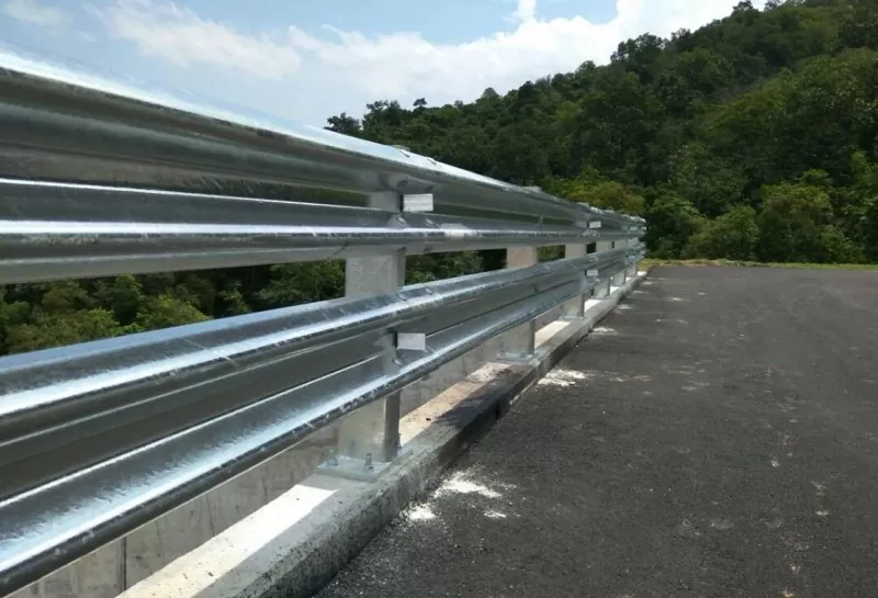 Lan can bảo vệ đường cao tốc thép